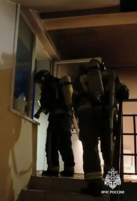 Семь человек спасли огнеборцы МЧС России во время пожара в многоэтажном доме в Братске Семь человек спасли огнеборцы МЧС России во время пожара в многоэтажном доме в Братске