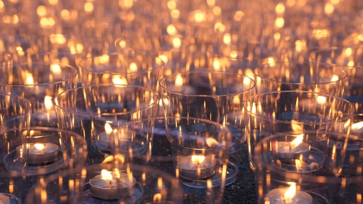 10 000 огней памяти. . В Иркутске у Вечного огня выложили изображение самолета Ил-4 из 10 000 зажженных свечей 10 000 огней памяти. . В Иркутске у Вечного огня выложили изображение самолета Ил-4 из 10 000 зажженных свечей