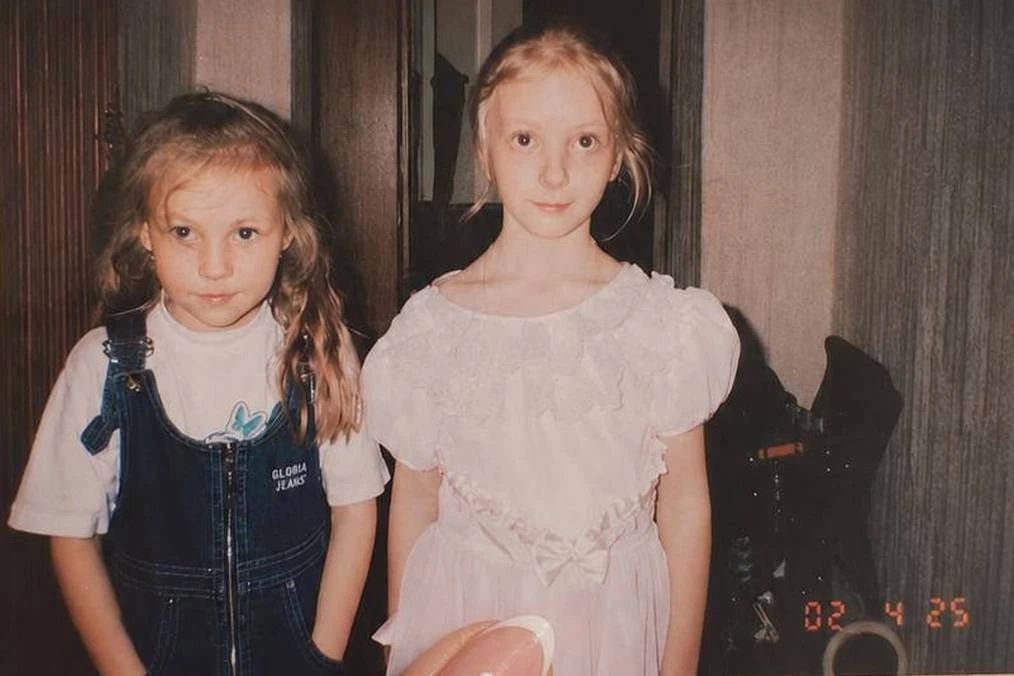 «Лера, если ты это увидишь - дай о себе знать»: сибирячка ищет подругу детства по снимку 20-летней давности