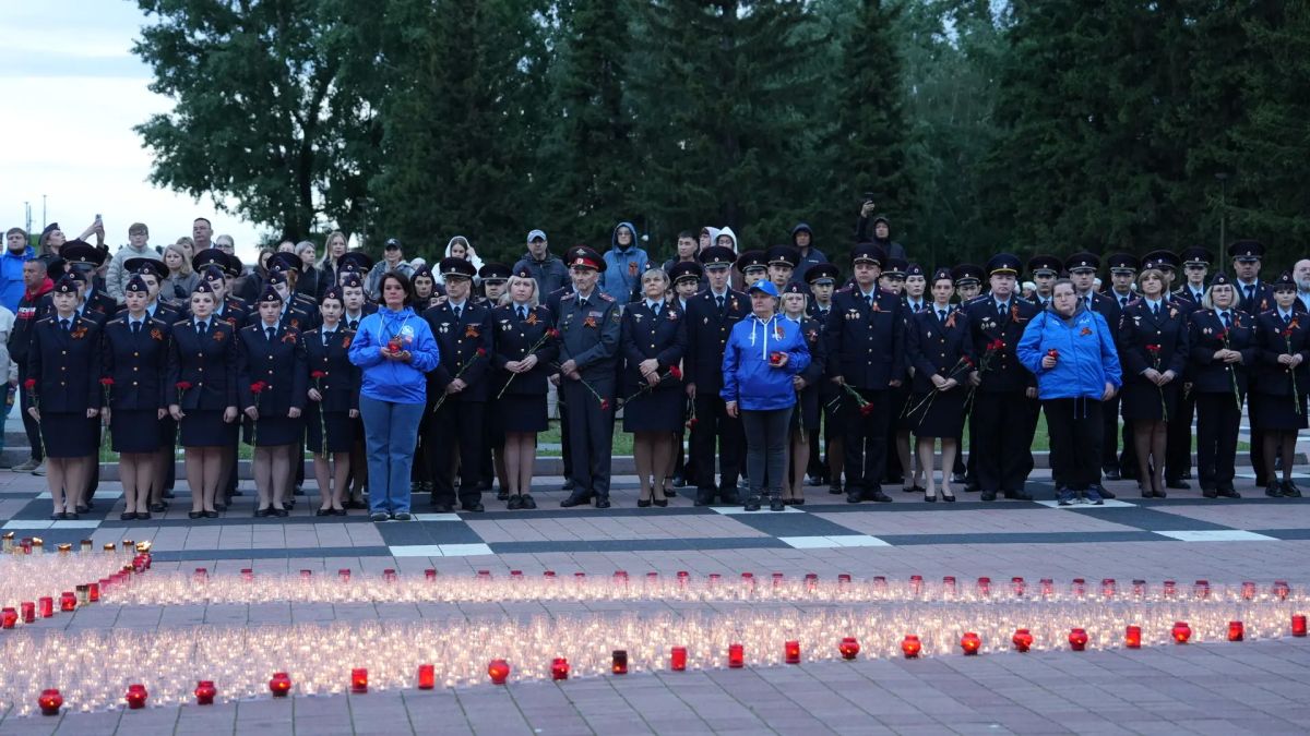 10 000 огней памяти. . В Иркутске у Вечного огня выложили изображение самолета Ил-4 из 10 000 зажженных свечей 10 000 огней памяти. . В Иркутске у Вечного огня выложили изображение самолета Ил-4 из 10 000 зажженных свечей