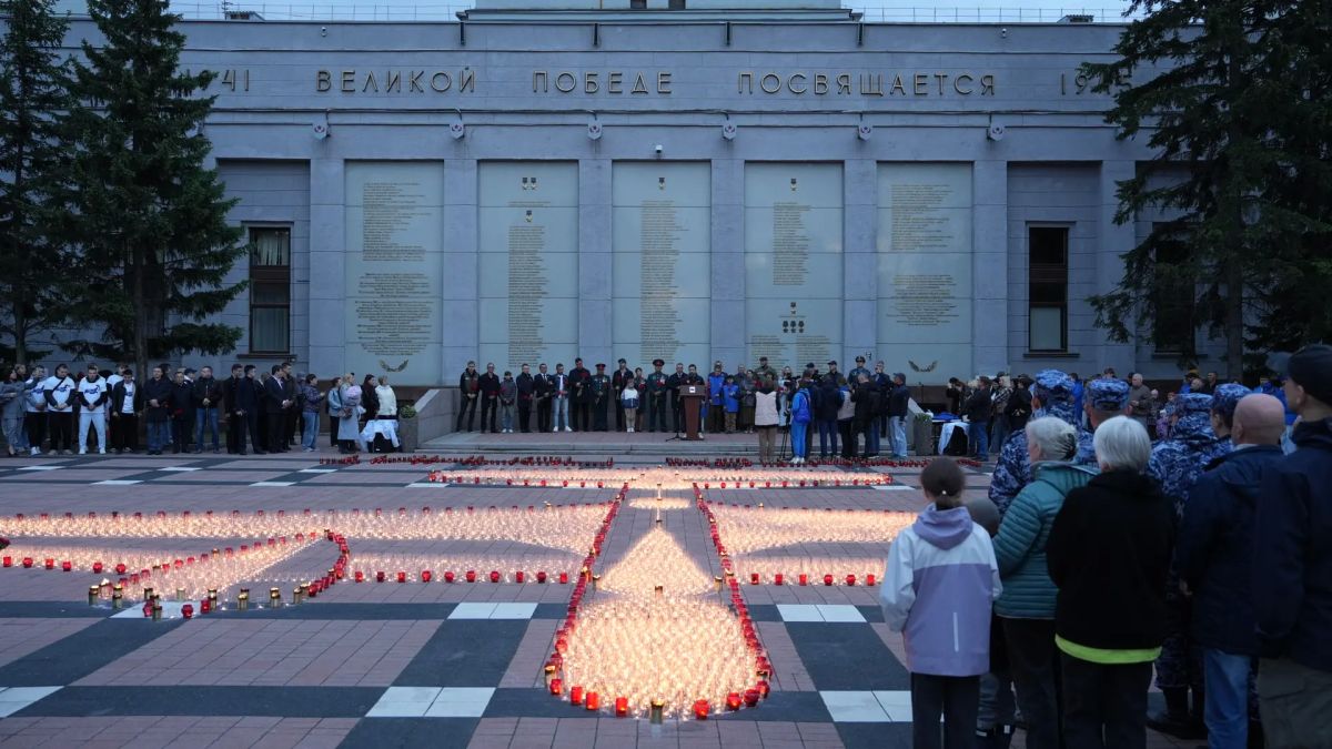10 000 огней памяти. . В Иркутске у Вечного огня выложили изображение самолета Ил-4 из 10 000 зажженных свечей 10 000 огней памяти. . В Иркутске у Вечного огня выложили изображение самолета Ил-4 из 10 000 зажженных свечей