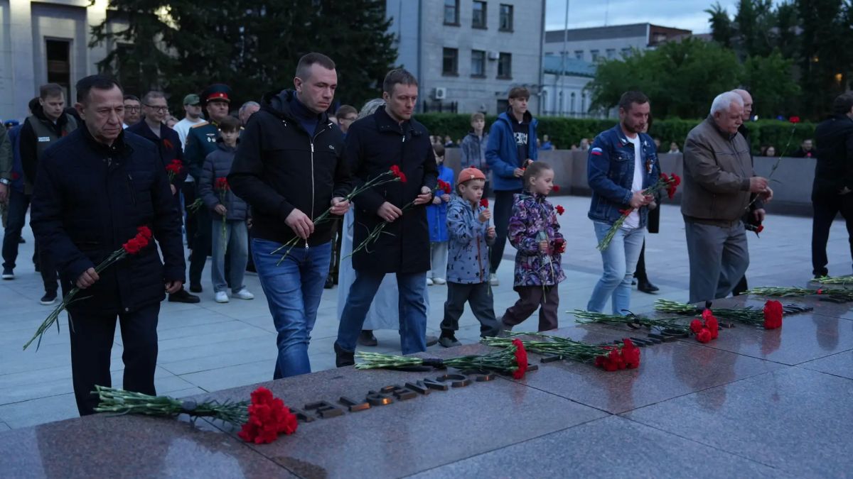 10 000 огней памяти. . В Иркутске у Вечного огня выложили изображение самолета Ил-4 из 10 000 зажженных свечей 10 000 огней памяти. . В Иркутске у Вечного огня выложили изображение самолета Ил-4 из 10 000 зажженных свечей