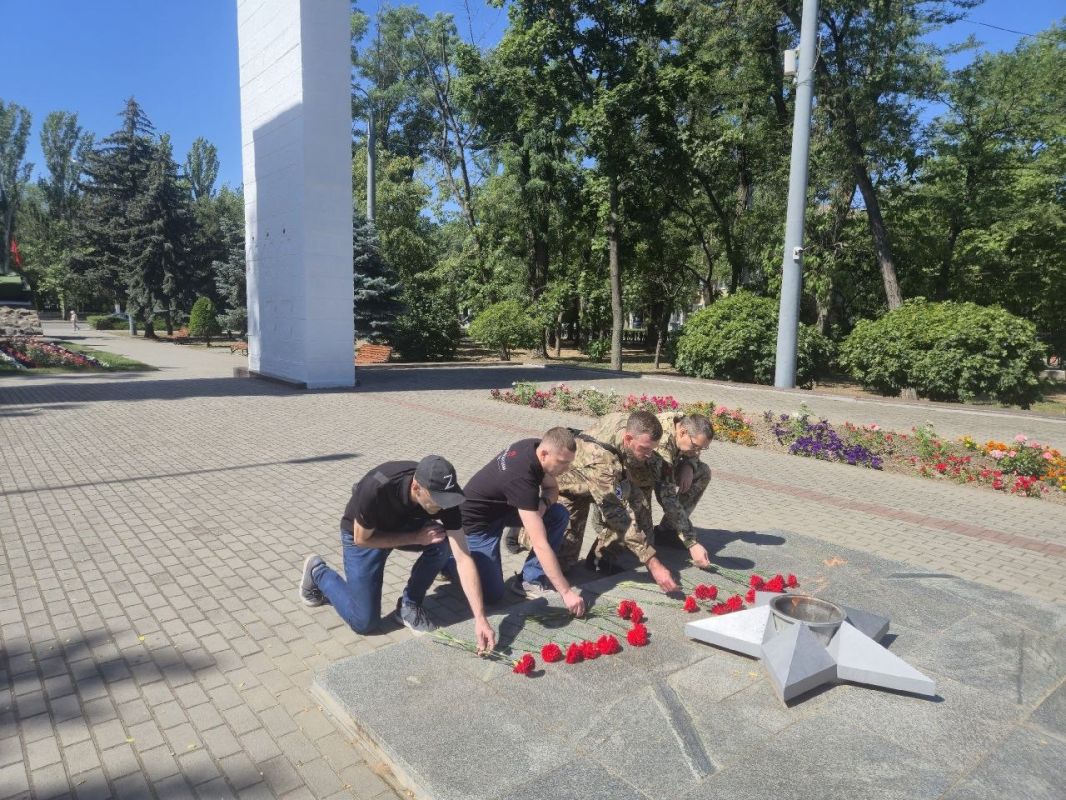 Члены Ассоциации ветеранов СВО Запорожской области на Братском кладбище в г. Мелитополь почтили память бойцов Великой Отечественной войны Члены Ассоциации ветеранов СВО Запорожской области на Братском кладбище в г. Мелитополь почтили память бойцов Великой Отечественной войны