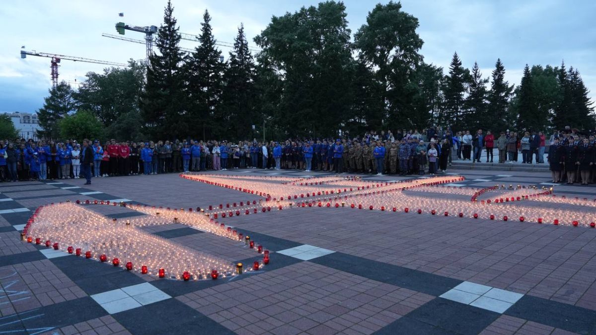 В Иркутске зажгли 10 тысяч свечей в память о Героях войны В Иркутске зажгли 10 тысяч свечей в память о Героях войны