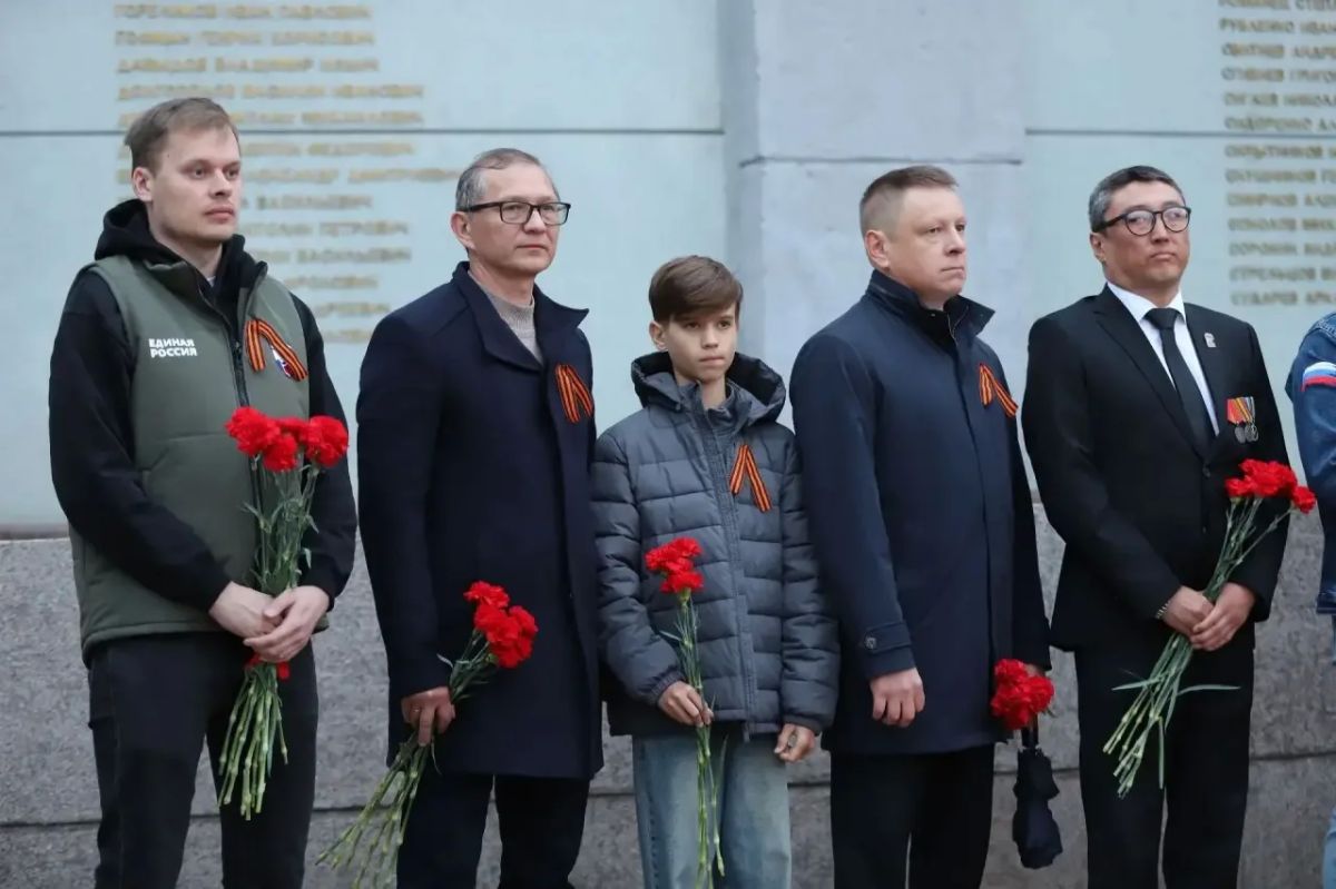 Самолет Ил-4 выложили из 10 тысяч свечей в память о героях Великой Отечественной войны Самолет Ил-4 выложили из 10 тысяч свечей в память о героях Великой Отечественной войны