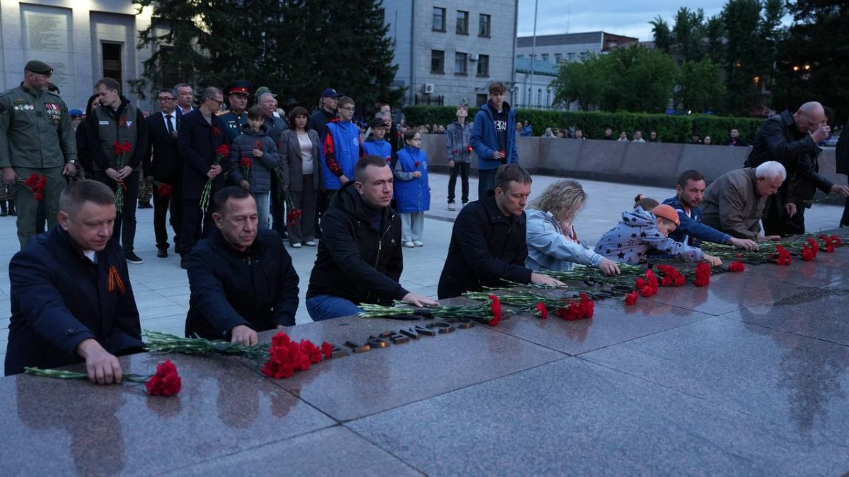 В Иркутске зажгли 10 тысяч свечей в память о Героях войны В Иркутске зажгли 10 тысяч свечей в память о Героях войны