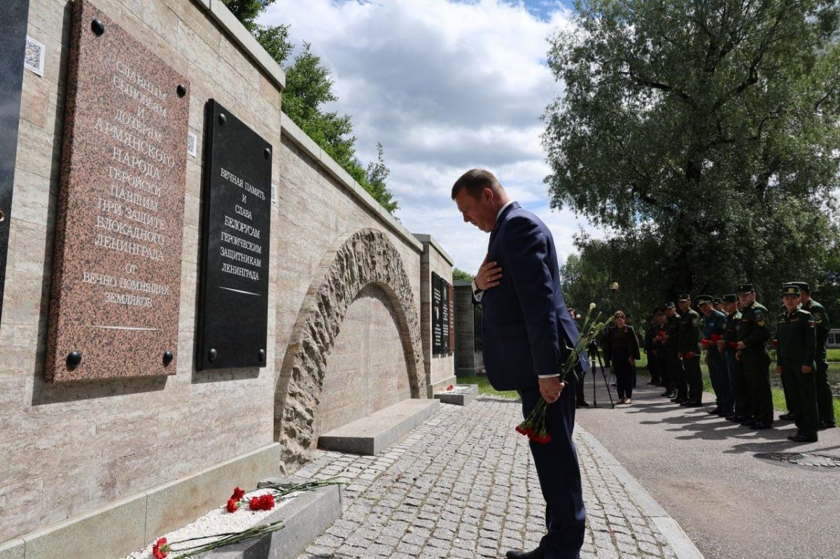 На Пискаревском мемориальном кладбище в Санкт-Петербурге прошла торжественно-траурная церемония возложения цветов и венков На Пискаревском мемориальном кладбище в Санкт-Петербурге прошла торжественно-траурная церемония возложения цветов и венков