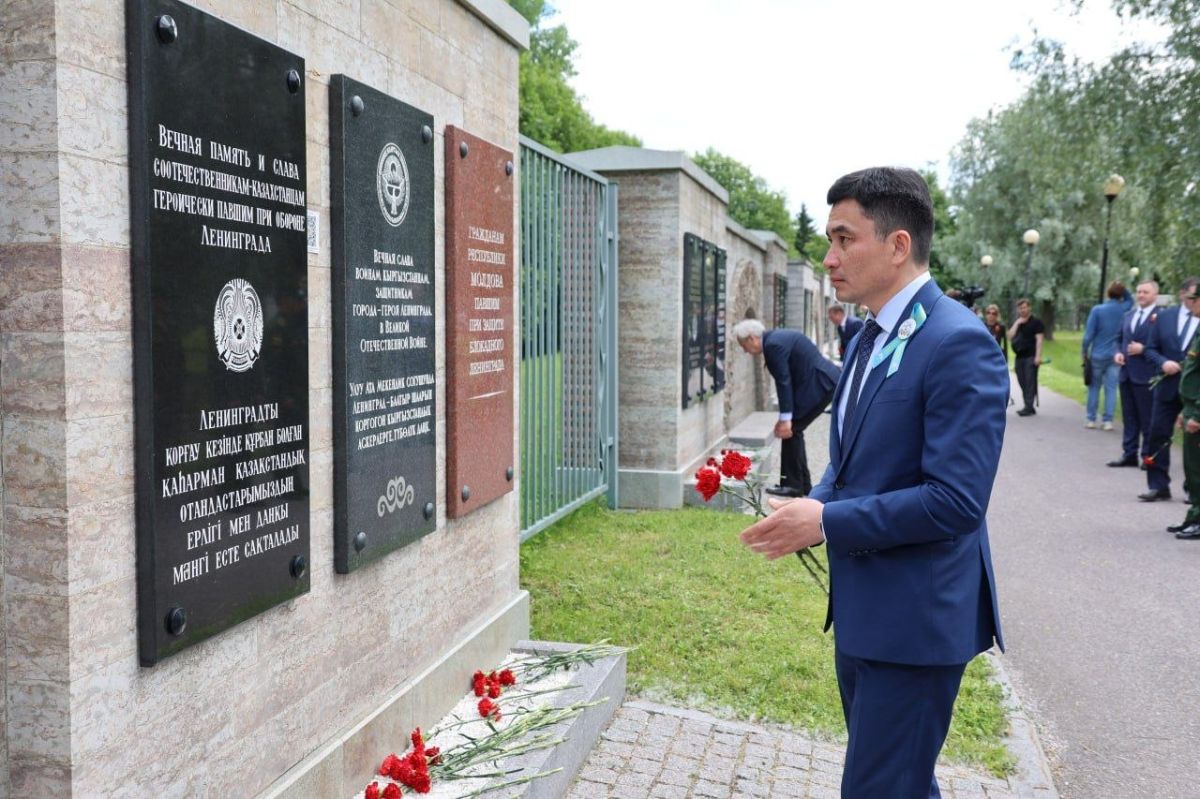 На Пискаревском мемориальном кладбище в Санкт-Петербурге прошла торжественно-траурная церемония возложения цветов и венков На Пискаревском мемориальном кладбище в Санкт-Петербурге прошла торжественно-траурная церемония возложения цветов и венков