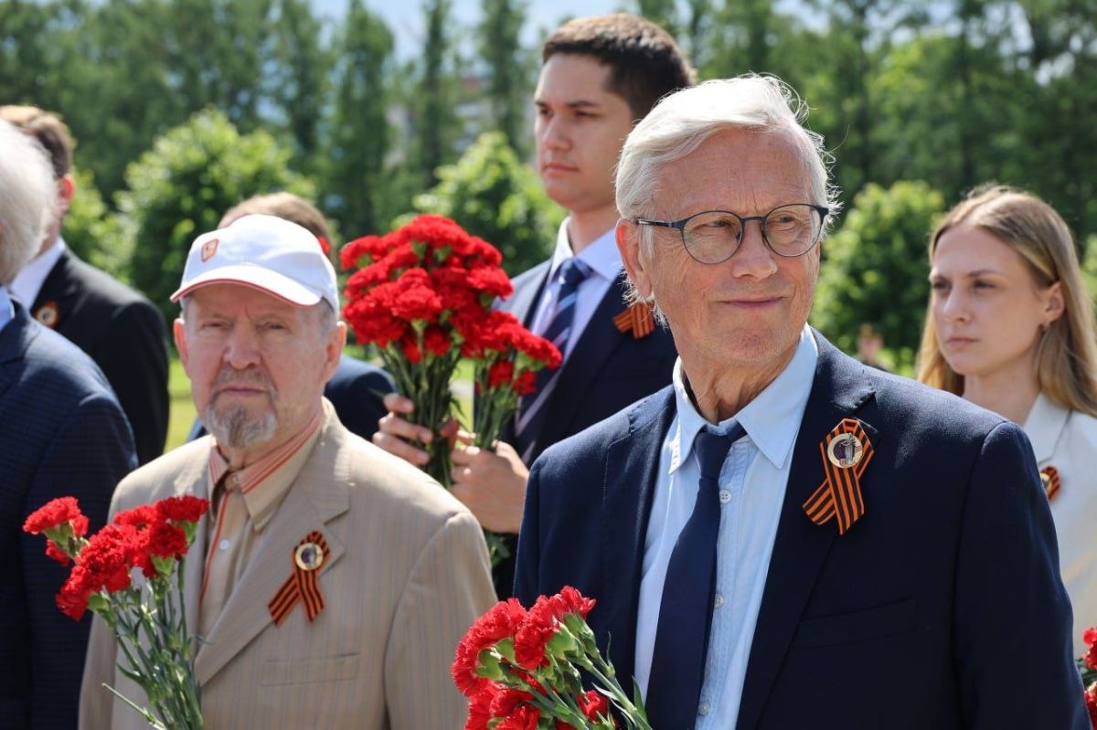 На Пискаревском мемориальном кладбище в Санкт-Петербурге прошла торжественно-траурная церемония возложения цветов и венков На Пискаревском мемориальном кладбище в Санкт-Петербурге прошла торжественно-траурная церемония возложения цветов и венков