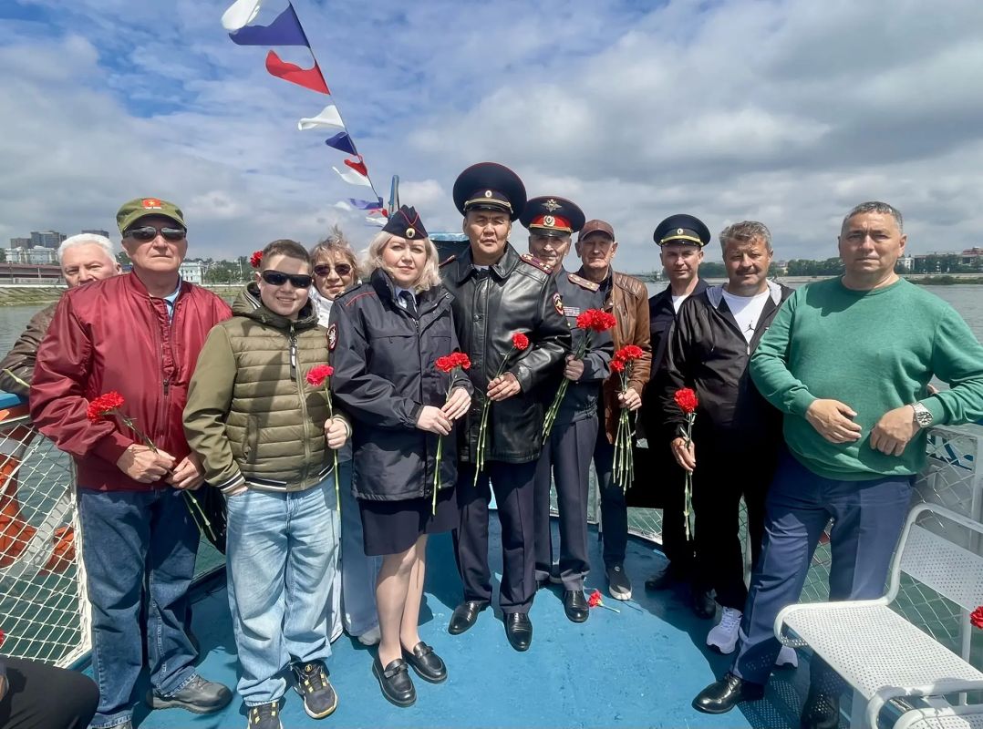 «Венок Памяти» спустили на воду реки Ангары в Иркутске в рамках патриотических мероприятий, посвященных Дню памяти и скорби «Венок Памяти» спустили на воду реки Ангары в Иркутске в рамках патриотических мероприятий, посвященных Дню памяти и скорби
