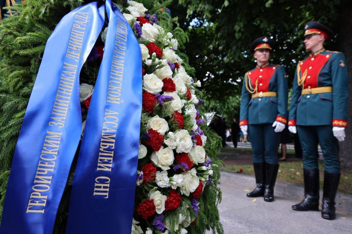На Пискаревском мемориальном кладбище в Санкт-Петербурге прошла торжественно-траурная церемония возложения цветов и венков На Пискаревском мемориальном кладбище в Санкт-Петербурге прошла торжественно-траурная церемония возложения цветов и венков