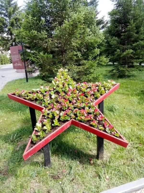 Ходим по Иркутску и замечаем красивые цветочные композиции, оформление городских клумб подходит к концу Ходим по Иркутску и замечаем красивые цветочные композиции, оформление городских клумб подходит к концу