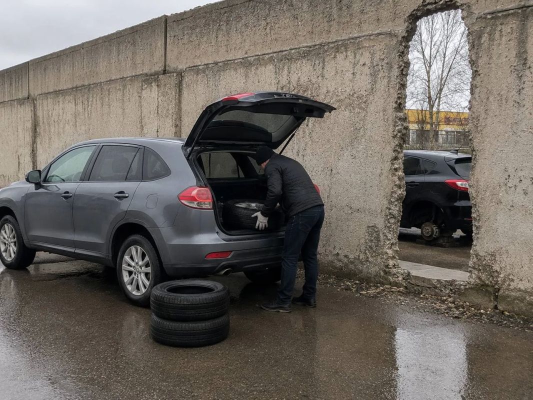 Братчанин через щель в стене несколько месяцев крал автомобильные диски и шины у магазина