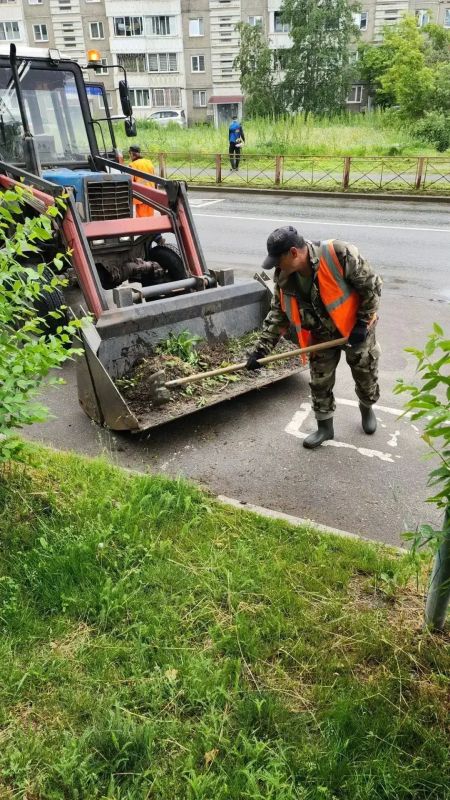 Покос травы, уборка дорог, тротуаров и остановок продолжается во всех районах Иркутска Покос травы, уборка дорог, тротуаров и остановок продолжается во всех районах Иркутска