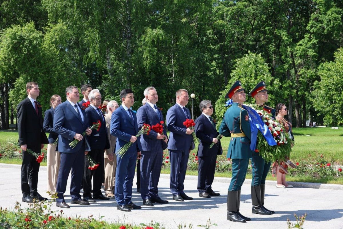 На Пискаревском мемориальном кладбище в Санкт-Петербурге прошла торжественно-траурная церемония возложения цветов и венков На Пискаревском мемориальном кладбище в Санкт-Петербурге прошла торжественно-траурная церемония возложения цветов и венков
