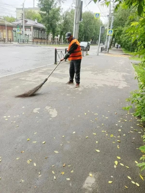 Покос травы, уборка дорог, тротуаров и остановок продолжается во всех районах Иркутска Покос травы, уборка дорог, тротуаров и остановок продолжается во всех районах Иркутска