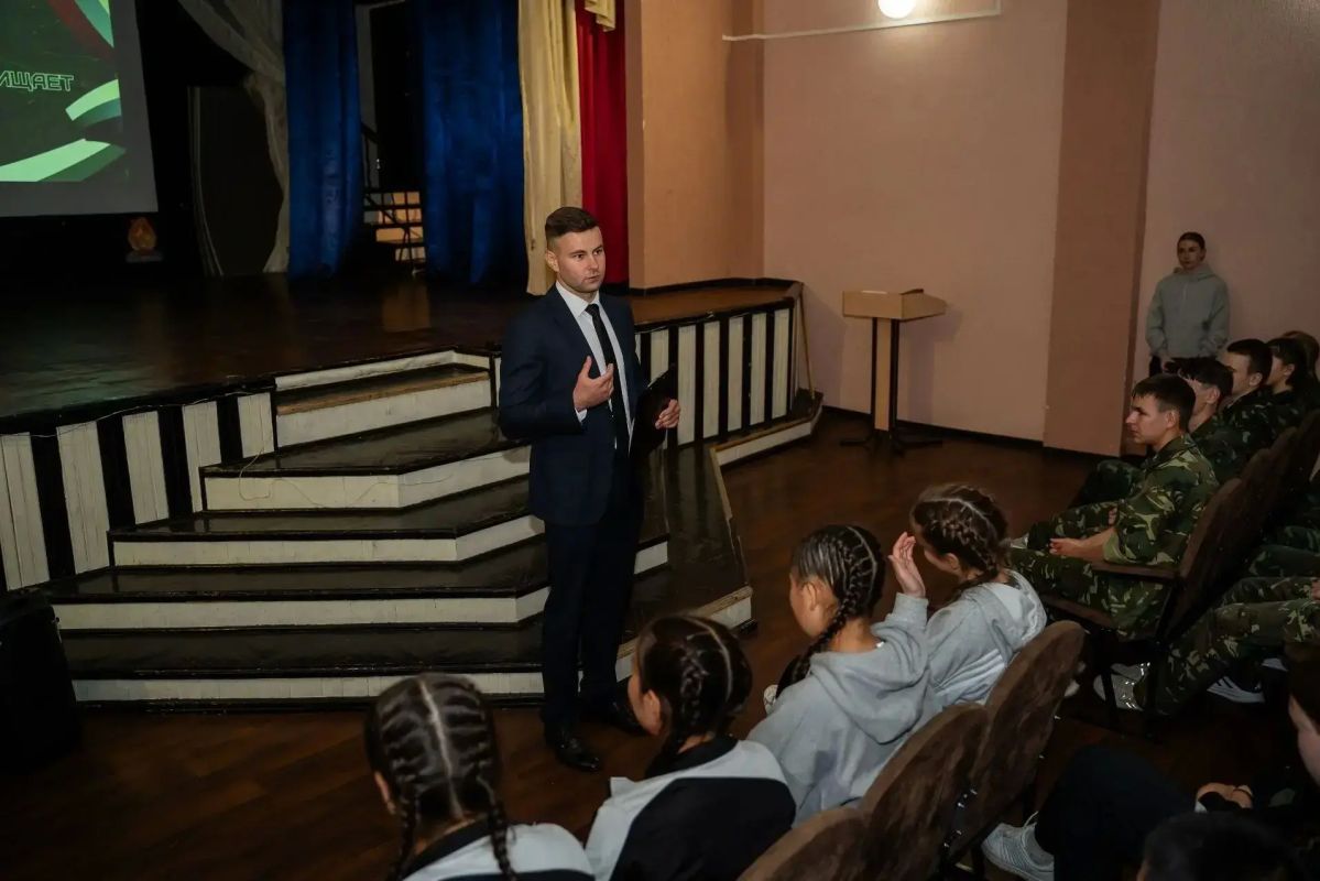 Участники «Зарницы 2.0» встретились с Евгением Косолаповым Участники «Зарницы 2.0» встретились с Евгением Косолаповым