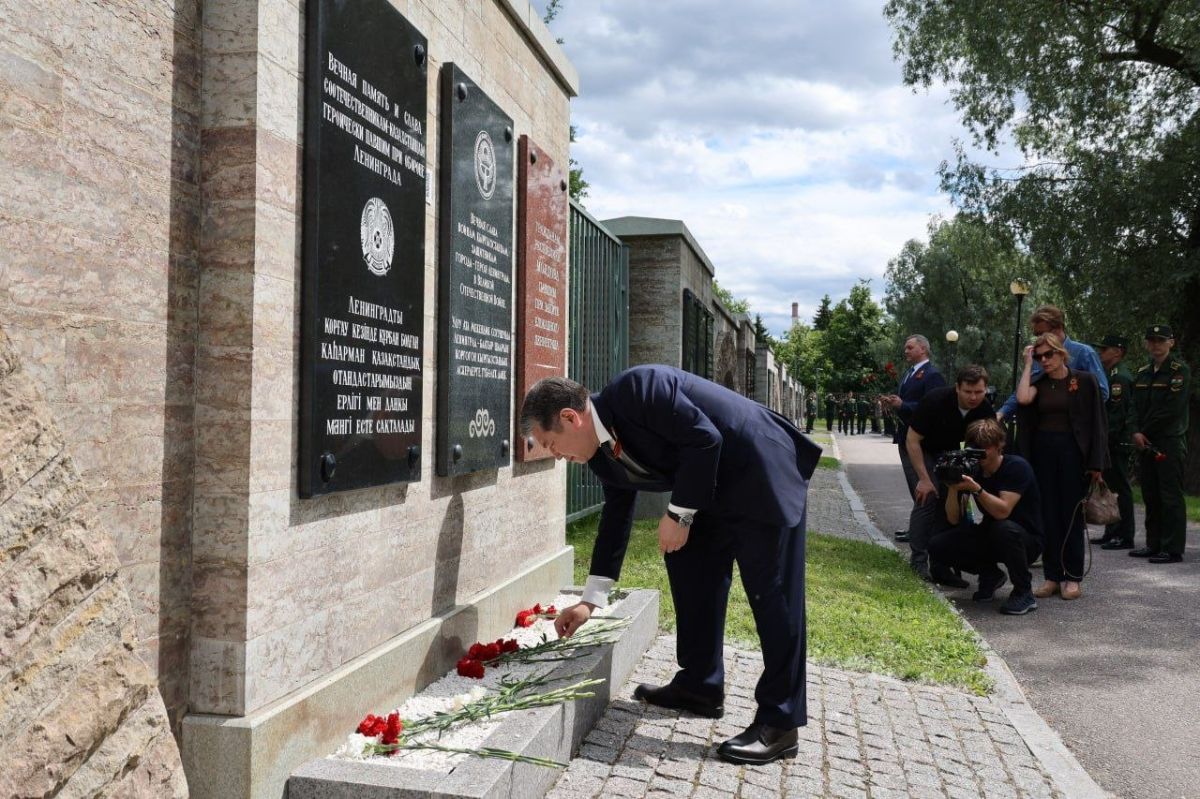 На Пискаревском мемориальном кладбище в Санкт-Петербурге прошла торжественно-траурная церемония возложения цветов и венков На Пискаревском мемориальном кладбище в Санкт-Петербурге прошла торжественно-траурная церемония возложения цветов и венков