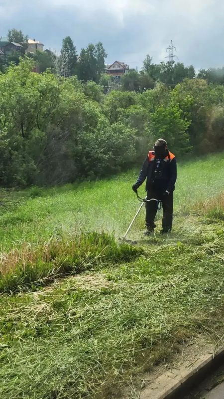 Покос травы, уборка дорог, тротуаров и остановок продолжается во всех районах Иркутска Покос травы, уборка дорог, тротуаров и остановок продолжается во всех районах Иркутска