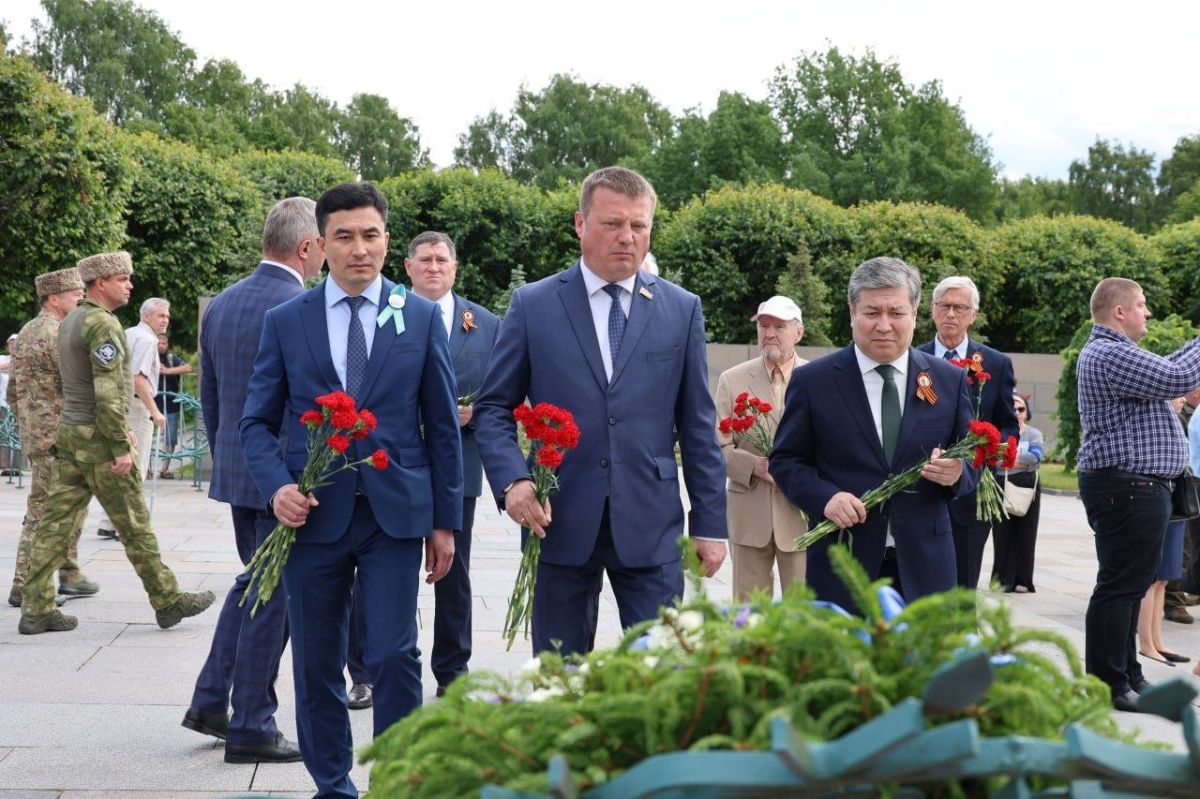 На Пискаревском мемориальном кладбище в Санкт-Петербурге прошла торжественно-траурная церемония возложения цветов и венков На Пискаревском мемориальном кладбище в Санкт-Петербурге прошла торжественно-траурная церемония возложения цветов и венков