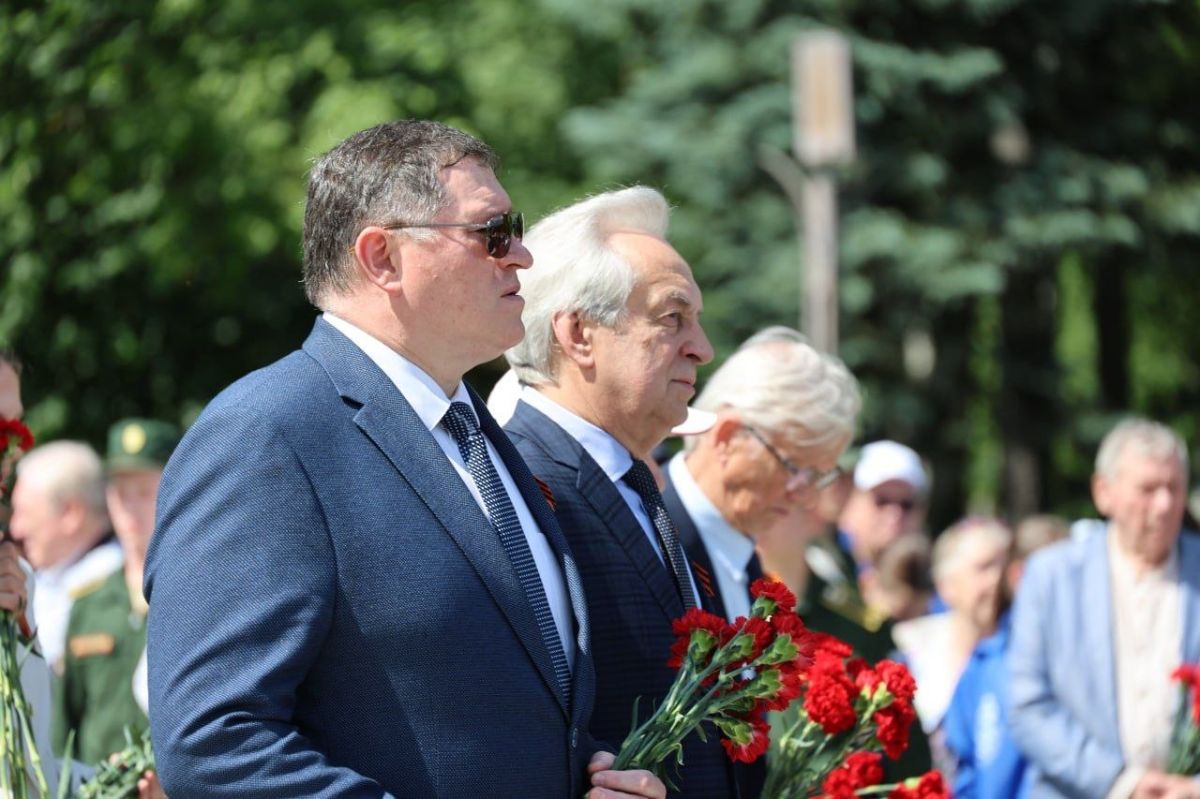 На Пискаревском мемориальном кладбище в Санкт-Петербурге прошла торжественно-траурная церемония возложения цветов и венков На Пискаревском мемориальном кладбище в Санкт-Петербурге прошла торжественно-траурная церемония возложения цветов и венков