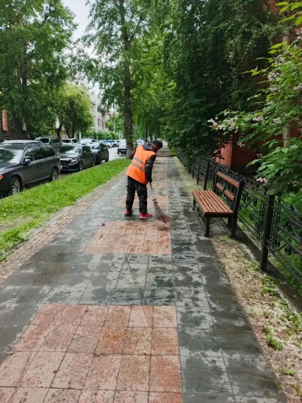 Покос травы, уборка дорог, тротуаров и остановок продолжается во всех районах Иркутска Покос травы, уборка дорог, тротуаров и остановок продолжается во всех районах Иркутска