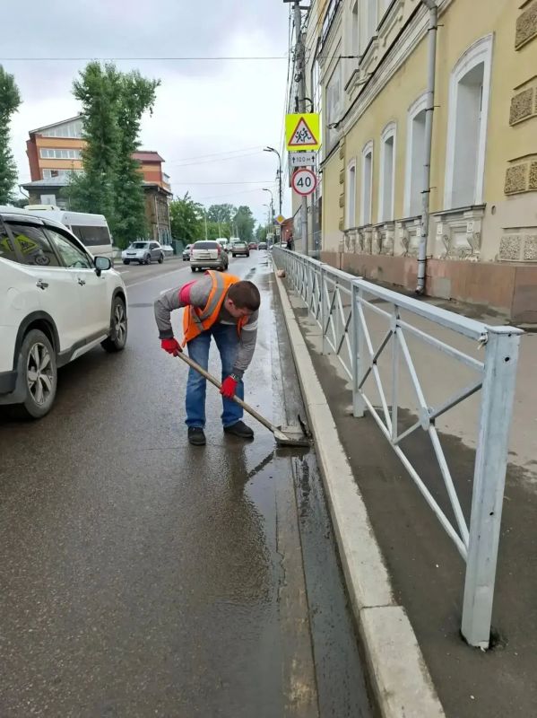 Покос травы, уборка дорог, тротуаров и остановок продолжается во всех районах Иркутска Покос травы, уборка дорог, тротуаров и остановок продолжается во всех районах Иркутска