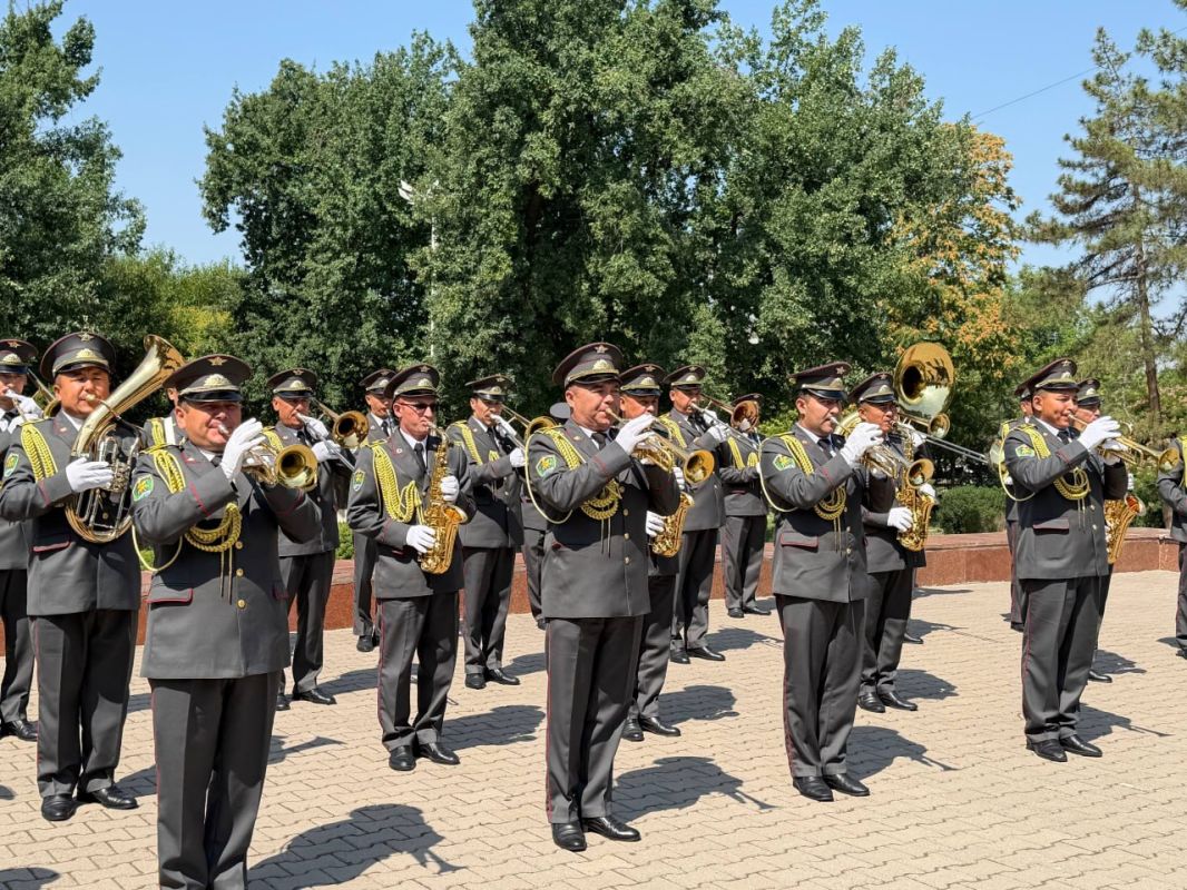 22 июня в День памяти и скорби по случаю 85-й годовщины начала Великой Отечественной войны на территории Мемориального комплекса «Братские могилы» состоялась традиционная церемония возложения цветов к Вечному огню 22 июня в День памяти и скорби по случаю 85-й годовщины начала Великой Отечественной войны на территории Мемориального комплекса «Братские могилы» состоялась традиционная церемония возложения цветов к Вечному огню