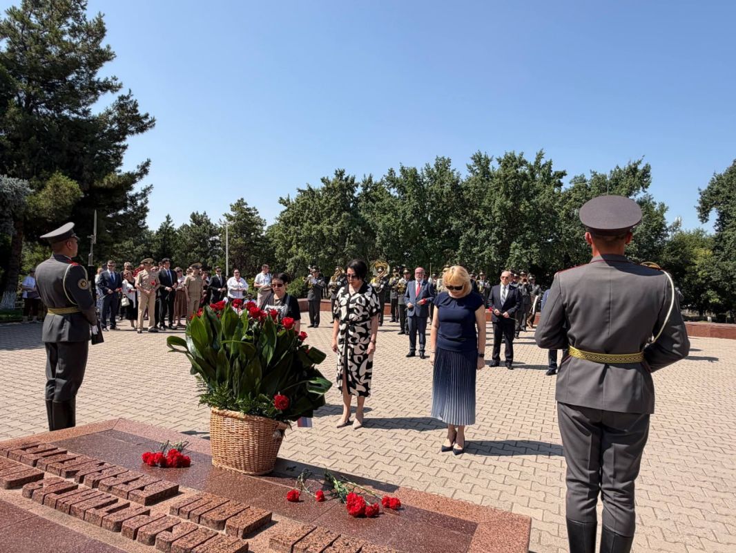 22 июня в День памяти и скорби по случаю 85-й годовщины начала Великой Отечественной войны на территории Мемориального комплекса «Братские могилы» состоялась традиционная церемония возложения цветов к Вечному огню 22 июня в День памяти и скорби по случаю 85-й годовщины начала Великой Отечественной войны на территории Мемориального комплекса «Братские могилы» состоялась традиционная церемония возложения цветов к Вечному огню