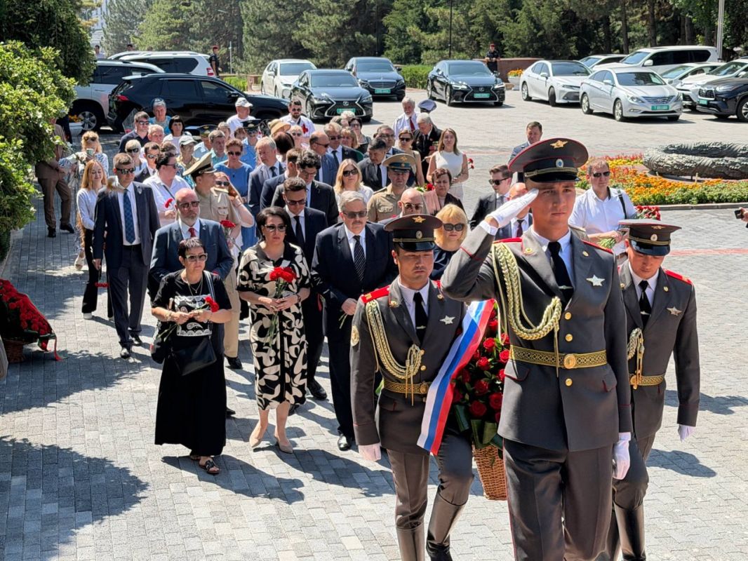 22 июня в День памяти и скорби по случаю 85-й годовщины начала Великой Отечественной войны на территории Мемориального комплекса «Братские могилы» состоялась традиционная церемония возложения цветов к Вечному огню 22 июня в День памяти и скорби по случаю 85-й годовщины начала Великой Отечественной войны на территории Мемориального комплекса «Братские могилы» состоялась традиционная церемония возложения цветов к Вечному огню