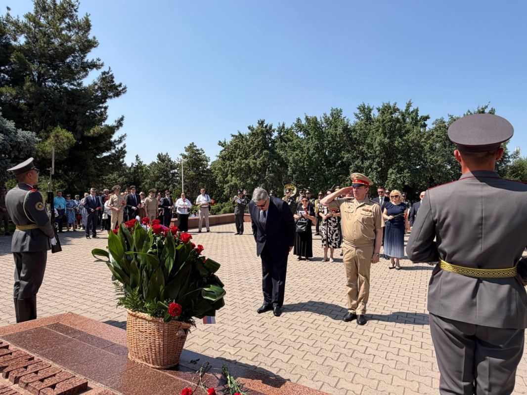 22 июня в День памяти и скорби по случаю 85-й годовщины начала Великой Отечественной войны на территории Мемориального комплекса «Братские могилы» состоялась традиционная церемония возложения цветов к Вечному огню 22 июня в День памяти и скорби по случаю 85-й годовщины начала Великой Отечественной войны на территории Мемориального комплекса «Братские могилы» состоялась традиционная церемония возложения цветов к Вечному огню
