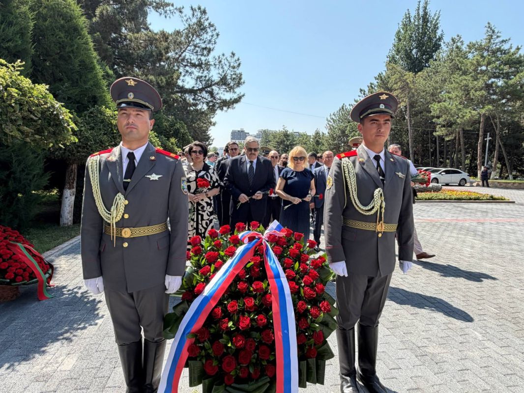 22 июня в День памяти и скорби по случаю 85-й годовщины начала Великой Отечественной войны на территории Мемориального комплекса «Братские могилы» состоялась традиционная церемония возложения цветов к Вечному огню 22 июня в День памяти и скорби по случаю 85-й годовщины начала Великой Отечественной войны на территории Мемориального комплекса «Братские могилы» состоялась традиционная церемония возложения цветов к Вечному огню