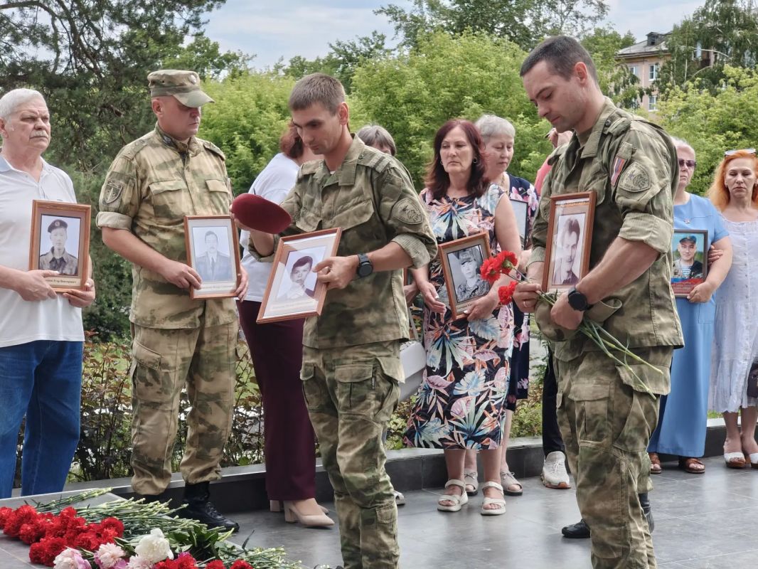 Цветы в память о героях боевых действий возложили в Ангарске Цветы в память о героях боевых действий возложили в Ангарске