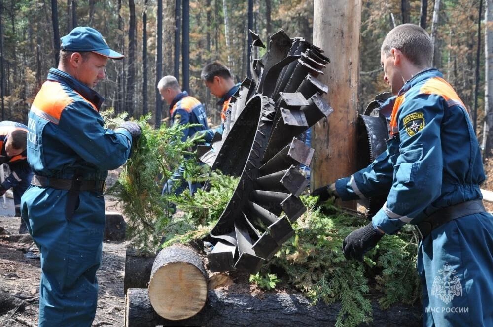 Память экипажа самолёта Ил-76, погибшего в Качугском районе при ликвидации крупного лесного пожара в 2016 году, почтили сотрудники МЧС России Память экипажа самолёта Ил-76, погибшего в Качугском районе при ликвидации крупного лесного пожара в 2016 году, почтили сотрудники МЧС России