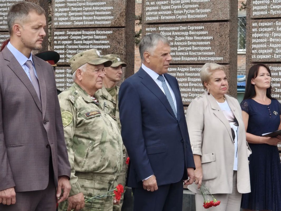 Цветы в память о героях боевых действий возложили в Ангарске Цветы в память о героях боевых действий возложили в Ангарске