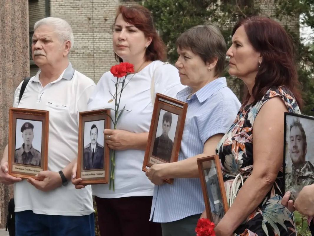 Сергей Петров: Сегодня, в День ветеранов боевых действий, вместе с моим заместителем Мариной Степановной Сасиной и председателем Думы Александром Александровичем Городским почтили память всех, кто воевал за Россию, выполняя... Сергей Петров: Сегодня, в День ветеранов боевых действий, вместе с моим заместителем Мариной Степановной Сасиной и председателем Думы Александром Александровичем Городским почтили память всех, кто воевал за Россию, выполняя...