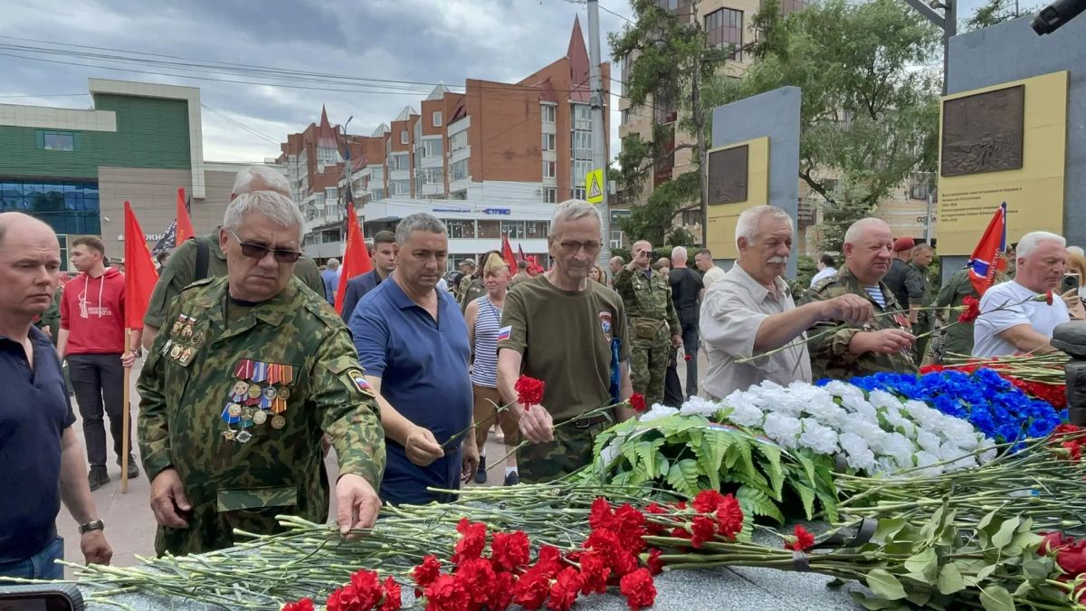 В Иркутске ветераны транспортной полиции Прибайкалья приняли участие в митинге в честь Дня ветеранов боевых действий В Иркутске ветераны транспортной полиции Прибайкалья приняли участие в митинге в честь Дня ветеранов боевых действий