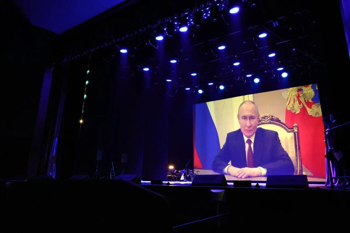 Более 800 выпускников Приангарья получили региональные почетные знаки Более 800 выпускников Приангарья получили региональные почетные знаки
