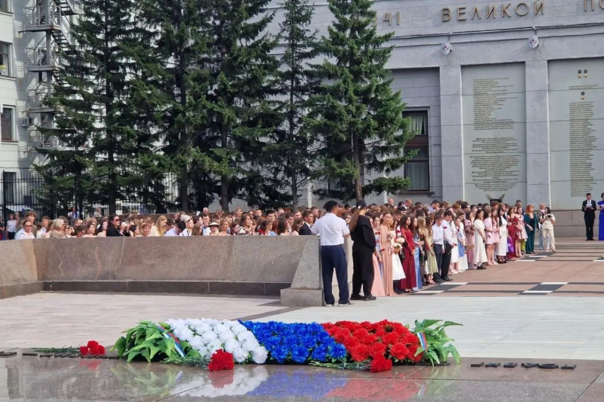 Более 800 выпускников Приангарья получили региональные почетные знаки Более 800 выпускников Приангарья получили региональные почетные знаки