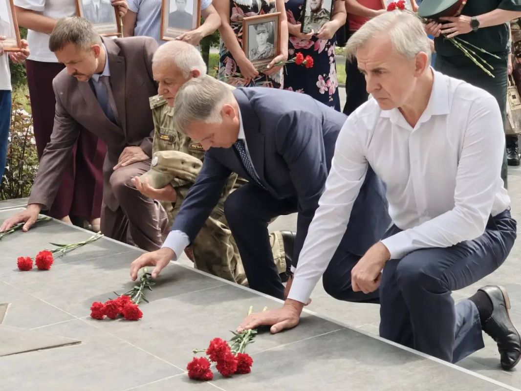 Сергей Петров: Сегодня, в День ветеранов боевых действий, вместе с моим заместителем Мариной Степановной Сасиной и председателем Думы Александром Александровичем Городским почтили память всех, кто воевал за Россию, выполняя... Сергей Петров: Сегодня, в День ветеранов боевых действий, вместе с моим заместителем Мариной Степановной Сасиной и председателем Думы Александром Александровичем Городским почтили память всех, кто воевал за Россию, выполняя...