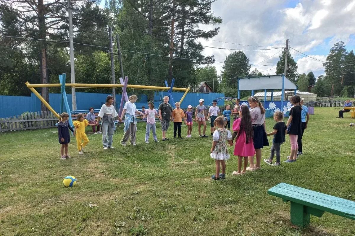 В 16 муниципальных образованиях Иркутской области стартовал проект летней занятости подростков «Выходи играть во двор» В 16 муниципальных образованиях Иркутской области стартовал проект летней занятости подростков «Выходи играть во двор»