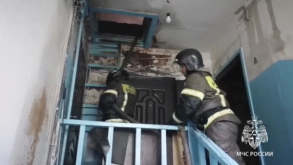 Огнеборцы МЧС России спасли на пожаре жителя Байкальска Огнеборцы МЧС России спасли на пожаре жителя Байкальска