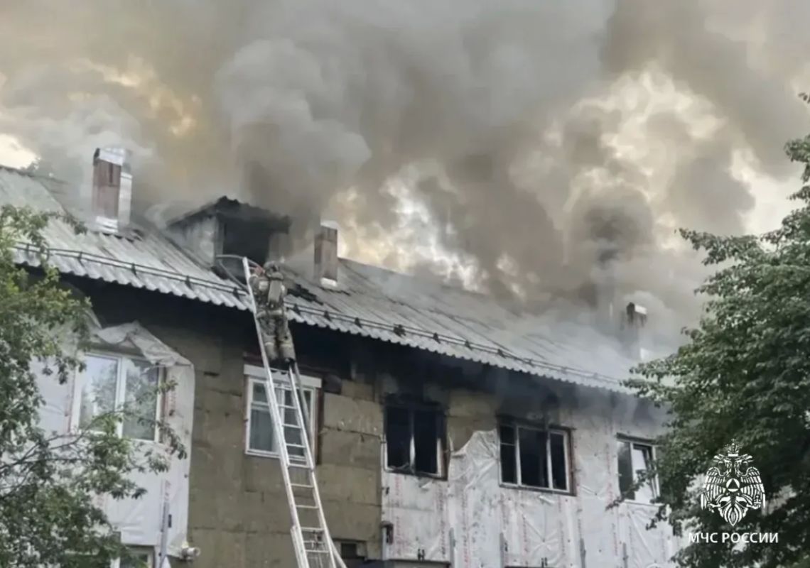 Огнеборцы МЧС России спасли на пожаре жителя Байкальска Огнеборцы МЧС России спасли на пожаре жителя Байкальска