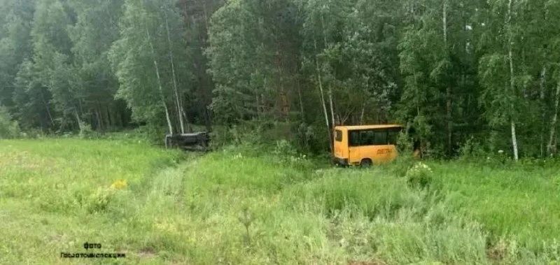 Шесть человек, в том числе трое детей, пострадали в аварии с участием школьного автобуса в Иркутской области