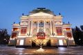 Театральный сезон длится с сентября по июль