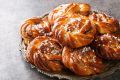 Плюшки с сахаром: как приготовить идеальные булочки в духовке