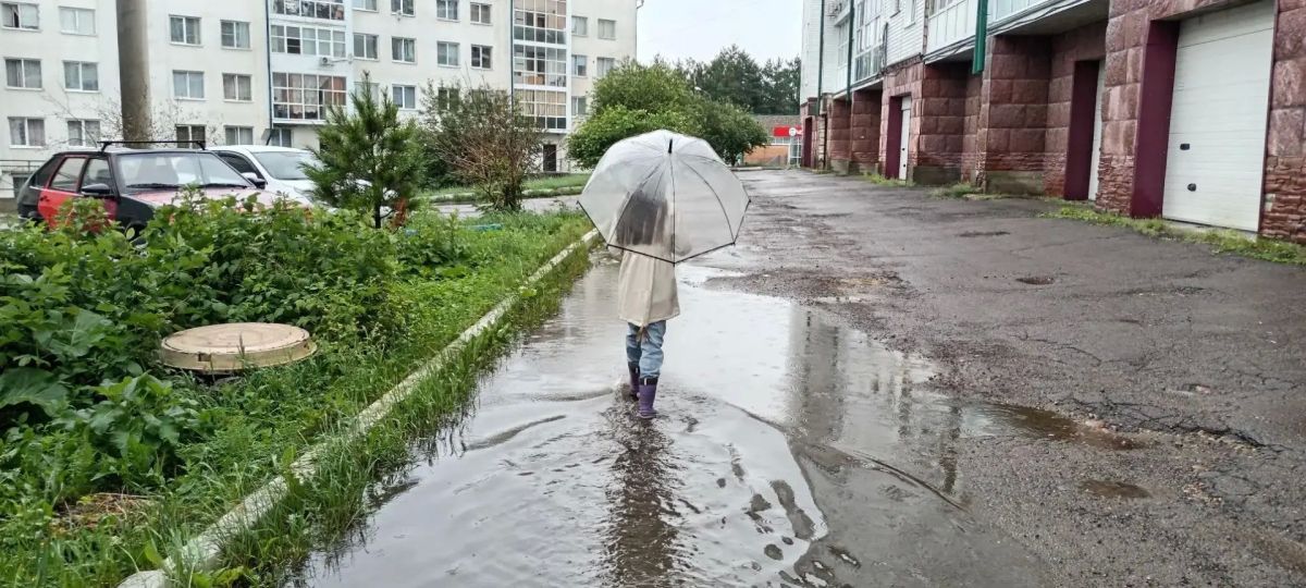 После 30-градусной жары - на целый день зарядил дождь! Да какой - почти треть месячной нормы уже вылилось на улицы Иркутска После 30-градусной жары - на целый день зарядил дождь! Да какой - почти треть месячной нормы уже вылилось на улицы Иркутска