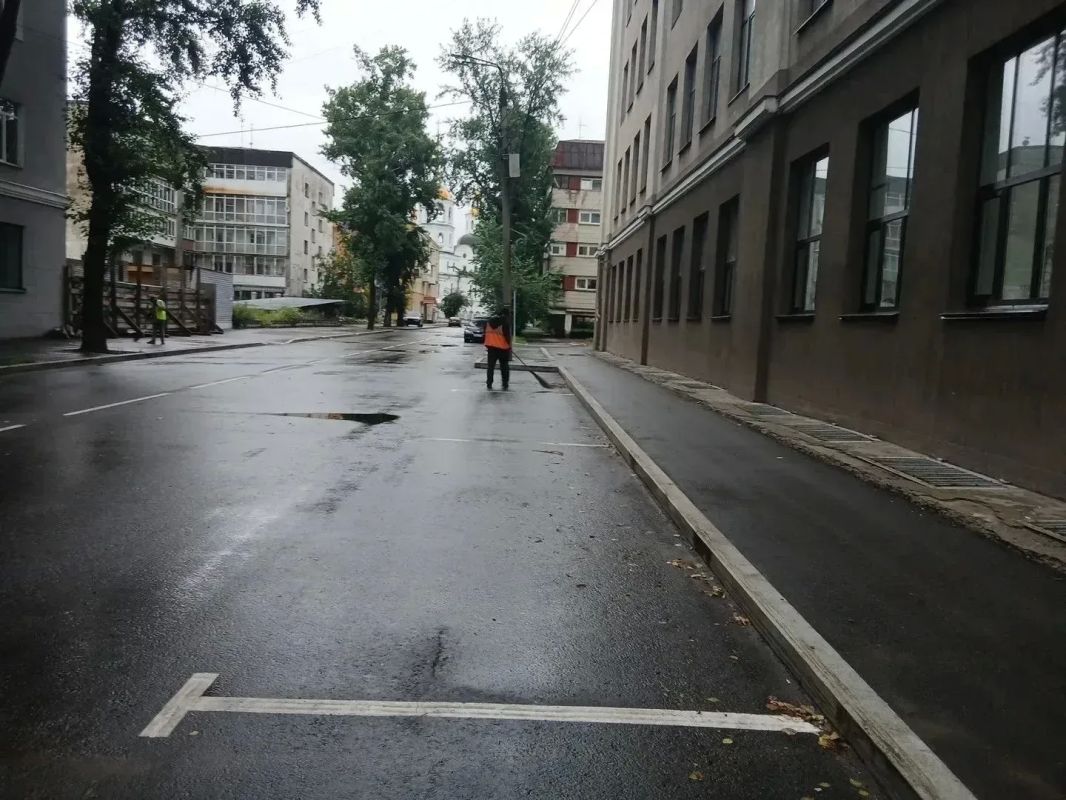 Последствия сильного дождя продолжают устранять в Иркутске Последствия сильного дождя продолжают устранять в Иркутске
