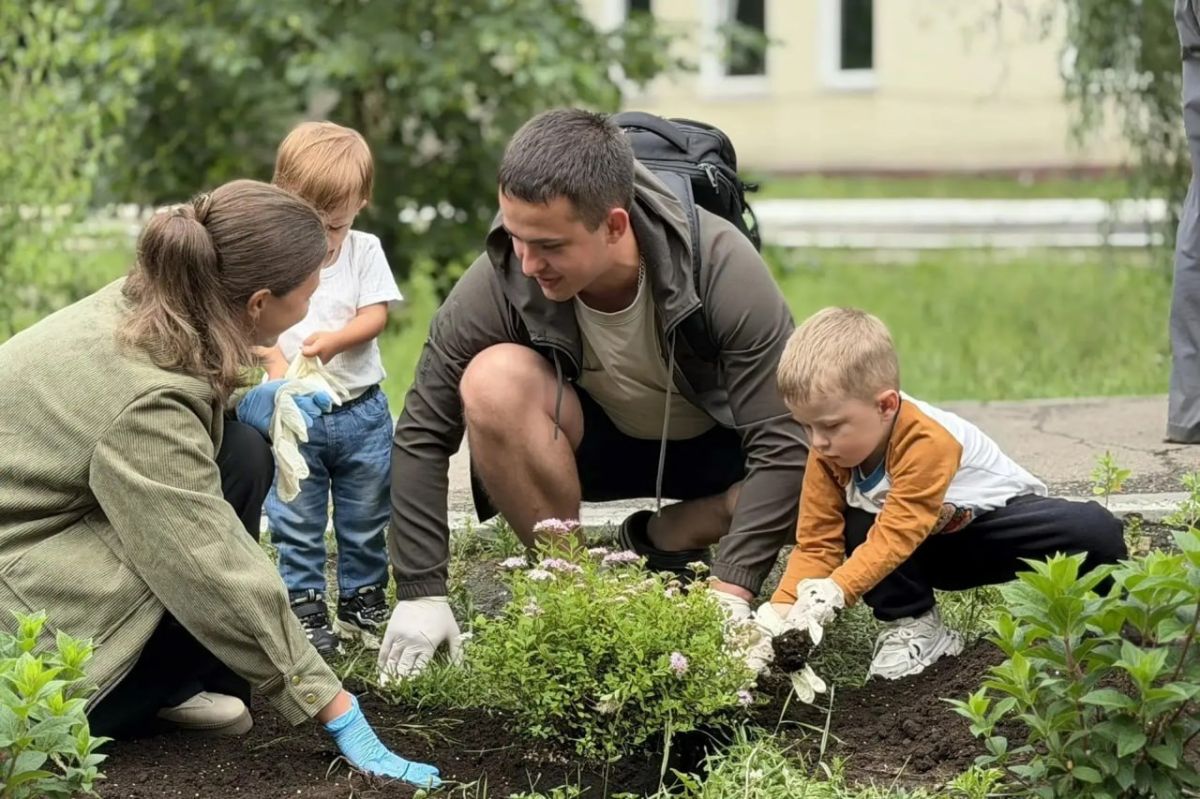 В Иркутской городской клинической больнице № 9 появилась аллея «Дерево семьи» В Иркутской городской клинической больнице № 9 появилась аллея «Дерево семьи»