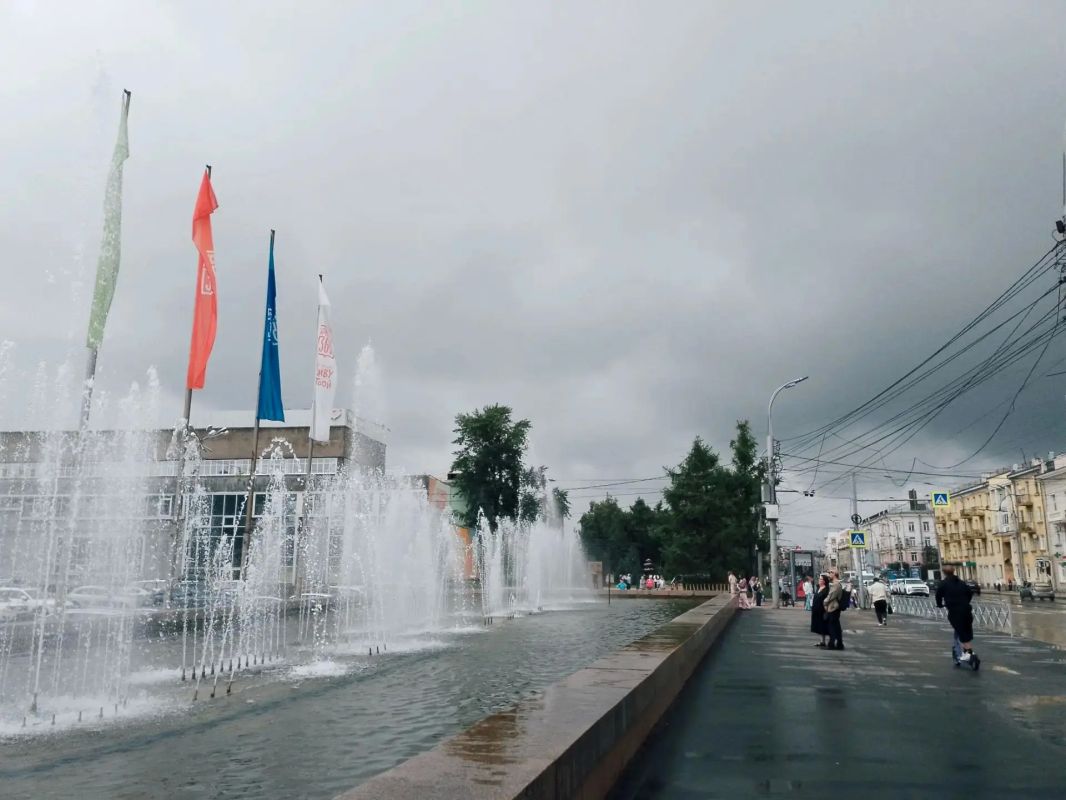 Сначала мы жаловались на палящее солнце, теперь — на потоки воды с небес, которые уже несколько утомили
